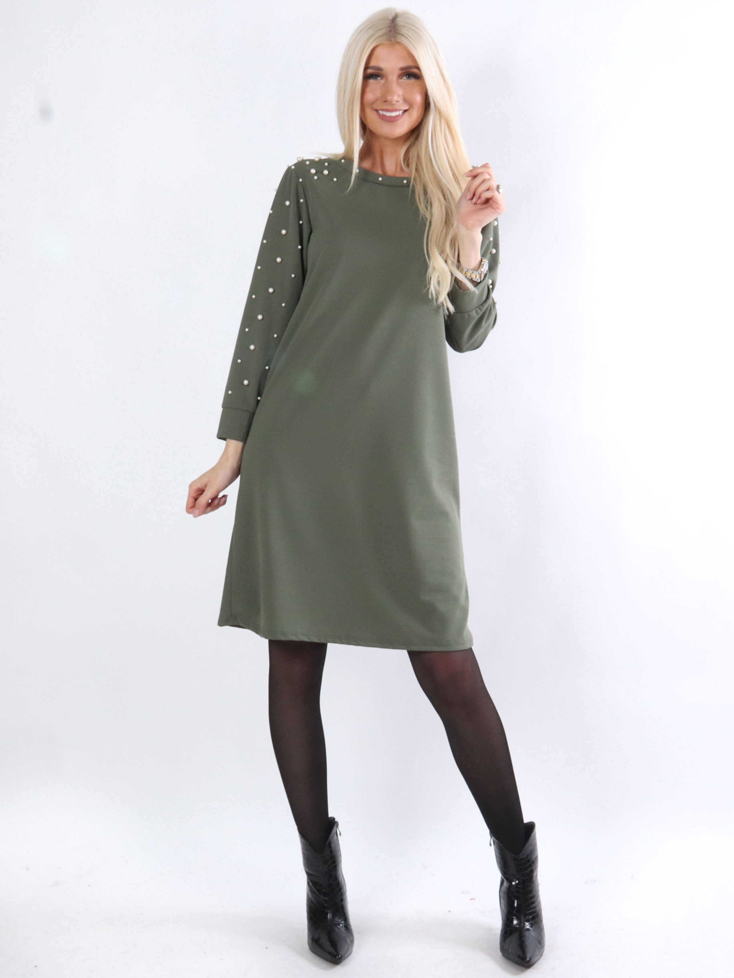 Yrsa - Långärmad klänning med vita pärlor